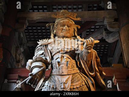 Statue des buddhistischen Hüters Kōmokuten Virupaksa, einer der vier himmlischen Könige in der Buddha-Halle des Tōdai-JI-Tempels in Nara, Kansai Japan. Stockfoto