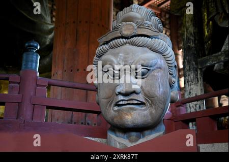 Statue von Zōchōten König des Südens, Herr des spirituellen Wachstums in der Buddha-Halle am buddhistischen Tempel Tōdai-JI in Nara, Kansai Japan. Stockfoto