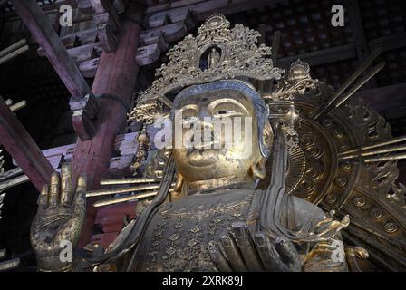 Goldene Statue der Göttin Nyoirin Kannon in der Großen Buddha-Haupthalle des buddhistischen Tempels Tōdai-JI in Nara, Kansai Japan. Stockfoto