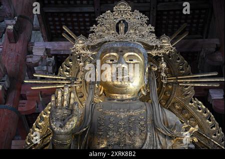 Goldene Statue der Göttin Nyoirin Kannon in der Großen Buddha-Haupthalle des buddhistischen Tempels Tōdai-JI in Nara, Kansai Japan. Stockfoto