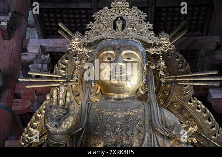 Goldene Statue der Göttin Nyoirin Kannon in der Großen Buddha-Haupthalle des buddhistischen Tempels Tōdai-JI in Nara, Kansai Japan. Stockfoto