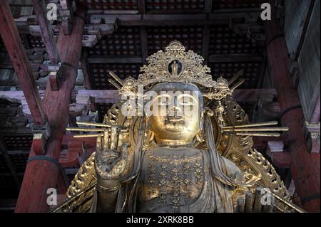 Goldene Statue der Göttin Nyoirin Kannon in der Großen Buddha-Haupthalle des buddhistischen Tempels Tōdai-JI in Nara, Kansai Japan. Stockfoto