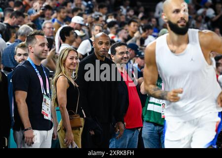 Paris, Frankreich. August 2024. Thierry Henry und Andrea Rajacic, Basketball, Männer-Goldmedaillenspiel zwischen Frankreich und den Vereinigten Staaten während der Olympischen Spiele Paris 2024 am 10. August 2024 in der Bercy Arena in Paris, Frankreich - Foto Federico Pestellini/Panoramic/DPPI Media Credit: DPPI Media/Alamy Live News Stockfoto