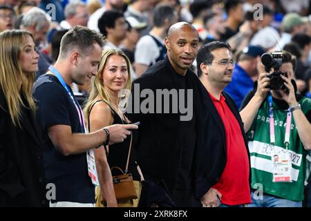 Paris, Frankreich. August 2024. Thierry Henry und Andrea Rajacic, Basketball, Männer-Goldmedaillenspiel zwischen Frankreich und den Vereinigten Staaten während der Olympischen Spiele Paris 2024 am 10. August 2024 in der Bercy Arena in Paris, Frankreich - Foto Federico Pestellini/Panoramic/DPPI Media Credit: DPPI Media/Alamy Live News Stockfoto