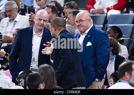 Paris, Frankreich. August 2024. Gianni Infantino ( FIFA-Präsident ) spricht mit Yamil Bukele, Basketball, Männer-Goldmedaillenspiel zwischen Frankreich und den Vereinigten Staaten während der Olympischen Spiele Paris 2024 am 10. August 2024 in der Bercy Arena in Paris, Frankreich - Foto Federico Pestellini/Panoramic/DPPI Media Credit: DPPI Media/Alamy Live News Stockfoto