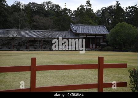 Landschaft mit malerischem Blick auf Higashi Kairo, den östlichen überdachten Korridor des buddhistischen Tempels Tōdai-JI in Nara, Kansai Japan. Stockfoto