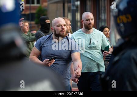 Während der Demonstration "genug ist genug", die von rechtsextremen Aktivisten in Bristol einberufen wurde, treten die Demonstranten gegen die Polizei und gegen die Demonstranten auf. Stockfoto