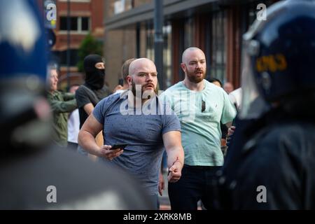 Während der Demonstration "genug ist genug", die von rechtsextremen Aktivisten in Bristol einberufen wurde, treten die Demonstranten gegen die Polizei und gegen die Demonstranten auf. Stockfoto