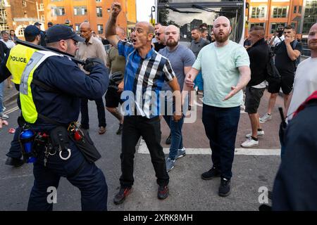 Während der Demonstration "genug ist genug", die von rechtsextremen Aktivisten in Bristol einberufen wurde, treten die Demonstranten gegen die Polizei und gegen die Demonstranten auf. Stockfoto