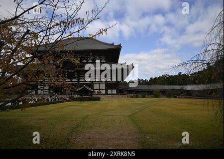 Landschaft mit malerischem Blick auf die große Buddha-Halle, ein japanischer Nationalschatz im Tōdai-JI-Komplex in Nara, Kansai Japan. Stockfoto