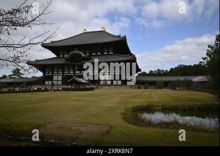 Landschaft mit malerischem Blick auf die große Buddha-Halle, ein japanischer Nationalschatz im Tōdai-JI-Komplex in Nara, Kansai Japan. Stockfoto