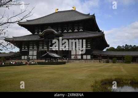 Landschaft mit malerischem Blick auf die große Buddha-Halle, ein japanischer Nationalschatz im Tōdai-JI-Komplex in Nara, Kansai Japan. Stockfoto