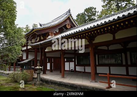 Landschaft mit malerischem Blick auf Tamukeyama Hachimangū, einen Shinto-Schrein und historisches Wahrzeichen in der Nähe von Tōdai-JI in Nara, Kansai Japan. Stockfoto