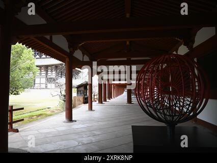 Landschaft mit malerischem Blick auf Tamukeyama Hachimangū, einen Shinto-Schrein und historisches Wahrzeichen in der Nähe von Tōdai-JI in Nara, Kansai Japan. Stockfoto