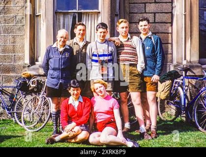 Gruppenporträt gemischter Radfahrer, Peak District Nationalpark, Derbyshire, England, Großbritannien 1956 Stockfoto