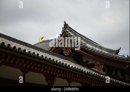 Traditionelles japanisches Onigawara, antike Dachverzierungen an der Außenseite des Shinto-Schreins Tamukeyama Hachimangū in Nara, Kansai Japan. Stockfoto