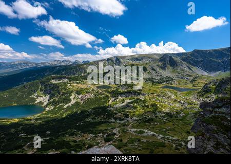 Die Sieben Rila-Seen. Eines der beliebtesten Wanderziele auf der Balkanhalbinsel. Sommerlandschaft des Rila-Gebirges, Bulgarien. Stockfoto