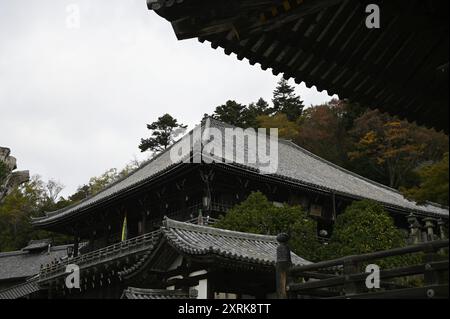 Landschaft mit malerischem Blick auf historische Gebäude auf dem Gelände der Nigatsu-dō Hall, einem Nationalschatz und religiösen Wahrzeichen in Nara, Kansai Japan. Stockfoto