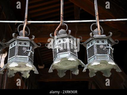 Malerischer Blick auf die Hängeleuchten aus Tsuri-dōrō-Bronze, die als Votiv auf der Außenseite des Shinto-Schreins Kasuga Taisha in Nara, Kansai Japan, verwendet wurden. Stockfoto