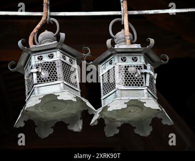 Malerischer Blick auf die Hängeleuchten aus Tsuri-dōrō-Bronze, die als Votiv auf der Außenseite des Shinto-Schreins Kasuga Taisha in Nara, Kansai Japan, verwendet wurden. Stockfoto