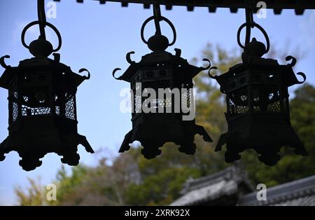 Malerischer Blick auf die Hängeleuchten aus Tsuri-dōrō-Bronze, die als Votiv auf der Außenseite des Shinto-Schreins Kasuga Taisha in Nara, Kansai Japan, verwendet wurden. Stockfoto