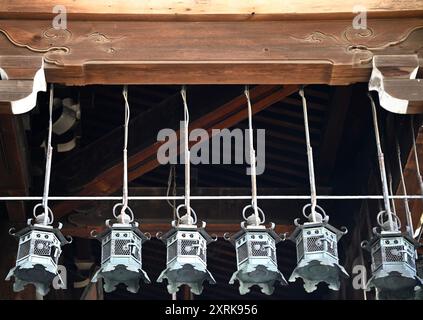 Malerischer Blick auf die Hängeleuchten aus Tsuri-dōrō-Bronze, die als Votiv auf der Außenseite des Shinto-Schreins Kasuga Taisha in Nara, Kansai Japan, verwendet wurden. Stockfoto