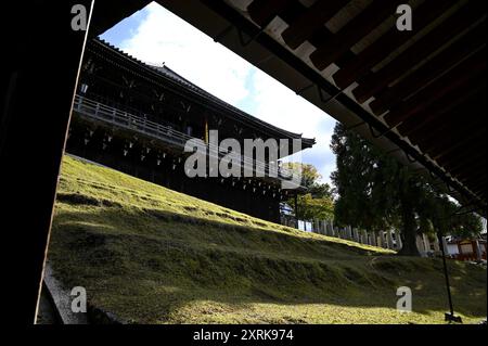 Landschaft mit malerischem Blick auf Nigatsu-dō, eine der wichtigsten Strukturen des buddhistischen Tempels Tōdai-JI in Nara, Kansai Japan. Stockfoto