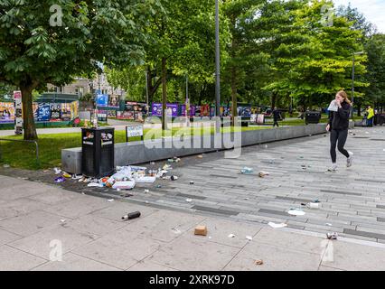 Edinburgh, Schottland, Vereinigtes Königreich, 11. August 2024. Müll at Fringe: Ein überlaufender Abfalleimer mit Müll auf Simpsons Darlehen, bevor er morgens während der Festivalsaison gesammelt wird, wenn Gewerkschaften zu einem Streik aufbrechen. GMBH., Unison und Unite Gewerkschaften werden morgen ankündigen, wenn sie das neue verbesserte Angebot von Cosla annehmen, um einen Streik von Müllsammlern zu verhindern, der am 14. August beginnen soll. Quelle: Sally Anderson/Alamy Live News Stockfoto