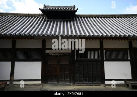 Landschaft mit malerischem Blick auf die Hon-dō (Haupthalle) in Shin-Yakushi-JI, einem buddhistischen Tempel der Kegon-Schule in Nara, Kansai Japan. Stockfoto