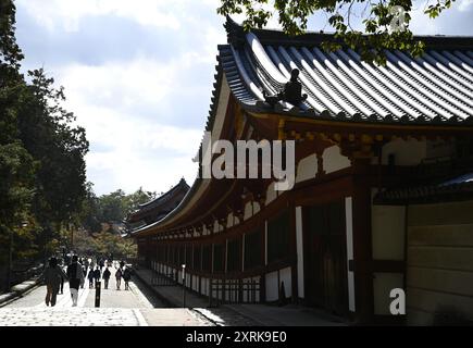 Landschaft mit malerischem Blick auf Tamukeyama Hachimangū, einen Shinto-Schrein und historisches Wahrzeichen in der Nähe von Tōdai-JI in Nara, Kansai Japan. Stockfoto