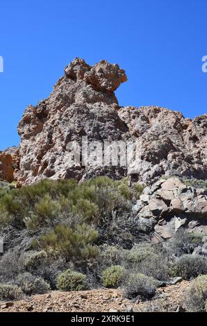 Malerischer Blick auf vulkanische Felsformationen in der Wüste an sonnigen Tagen, Teide Nationalpark, Teneriffa Stockfoto