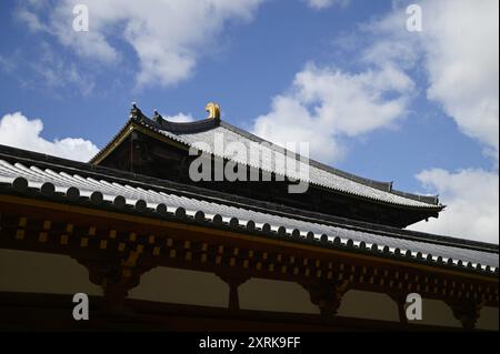 Landschaft mit malerischem Blick auf Tamukeyama Hachimangū, einen Shinto-Schrein und historisches Wahrzeichen in der Nähe von Tōdai-JI in Nara, Kansai Japan. Stockfoto