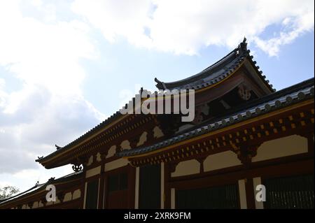 Traditionelle japanische Onigawara-Dachdekoration an der Außenseite des buddhistischen Tōdai-JI-Tempels in Nara, Kansai Japan. Stockfoto