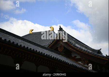 Traditionelle japanische Onigawara-Dachdekoration an der Außenseite des buddhistischen Tōdai-JI-Tempels in Nara, Kansai Japan. Stockfoto