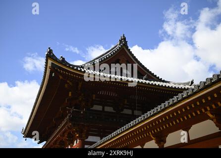 Traditionelle japanische Onigawara-Dachdekoration an der Außenseite des buddhistischen Tōdai-JI-Tempels in Nara, Kansai Japan. Stockfoto