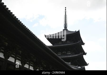 Malerischer Blick auf Gojunoto, die fünfstöckige Pagode und die Tō-Kondō (östliche Goldene Halle) am buddhistischen Tempel Kōfuku-JI in Nara, Kansai Japan. Stockfoto