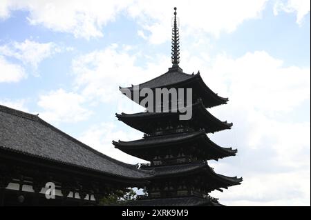 Malerischer Blick auf Gojunoto, die fünfstöckige Pagode und die Tō-Kondō (östliche Goldene Halle) am buddhistischen Tempel Kōfuku-JI in Nara, Kansai Japan. Stockfoto