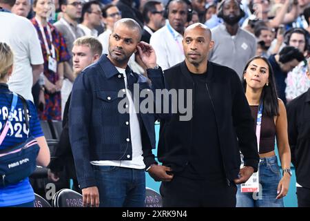 Tony Parker und Thierry Henry, Basketball, Men&#39;s Gold Medal Game zwischen Frankreich und den Vereinigten Staaten während der Olympischen Spiele Paris 2024 am 10. August 2024 in der Bercy Arena in Paris, Frankreich Stockfoto