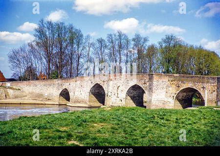 Bögen der mittelalterlichen Twyford Bridge am River Medway, Yalding, Kent, England, Großbritannien 1956 Stockfoto