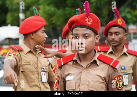 Dhaka, Dhaka, Bangladesch. August 2024. Am 11. August 2024, nach dem Sturz des ehemaligen Premierministers Scheich Hasina am 5. August, erlebte das ganze Land eine einzigartige und inspirierende Szene auf den Straßen von Dhaka. Studenten von Schulen, Hochschulen und Universitäten in der ganzen Stadt gingen auf die Straßen, um das Land zu beleben und nahmen an verschiedenen Freiwilligenaktivitäten Teil. An wichtigen Knotenpunkten und wichtigen Punkten in der Hauptstadt wurden diese jungen Freiwilligen beobachtet, die den Verkehr fleißig lenken, Fahrzeuge verwalten und Fußgängern helfen. Ihre Bemühungen haben nicht nur ihr Gefühl für bürgerliche Pflichten deutlich gemacht Stockfoto