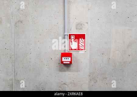 Rote Taste für Feueralarm. Betonwand. Notalarm. Stockfoto