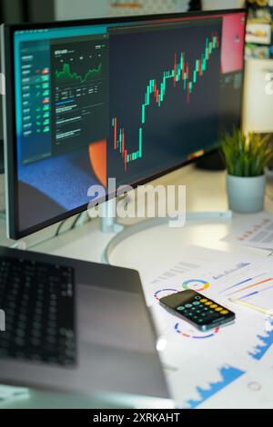 Bildschirm mit Finanzdiagrammen. Aktienkurse. Austausch von Währungen und Kryptowährungen. Rechner für Dokumente. Stockfoto