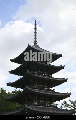 Landschaft mit malerischem Blick auf Gojunoto die fünfstöckige Pagode am buddhistischen Tempel Kōfuku-JI in Nara, Kansai Japan. Stockfoto