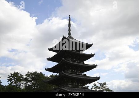 Landschaft mit malerischem Blick auf Gojunoto die fünfstöckige Pagode am buddhistischen Tempel Kōfuku-JI in Nara, Kansai Japan. Stockfoto