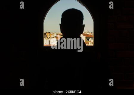 Besinnliche Silhouette mit Blick auf die Stadt vom Bulgur-Palast in Istanbul, türkei Stockfoto