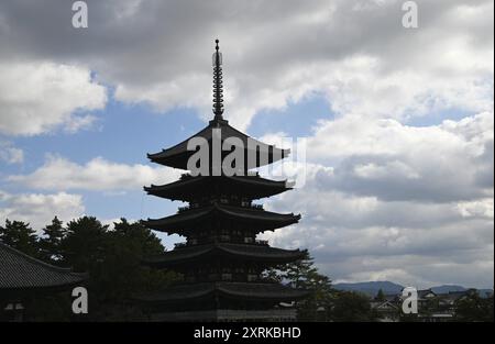 Landschaft mit malerischem Blick auf Gojunoto die fünfstöckige Pagode am buddhistischen Tempel Kōfuku-JI in Nara, Kansai Japan. Stockfoto