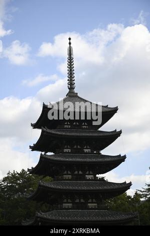 Landschaft mit malerischem Blick auf Gojunoto die fünfstöckige Pagode am buddhistischen Tempel Kōfuku-JI in Nara, Kansai Japan. Stockfoto