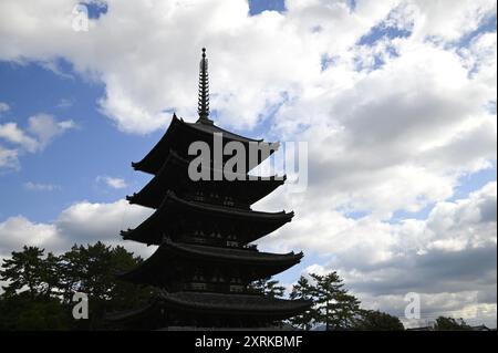 Landschaft mit malerischem Blick auf Gojunoto die fünfstöckige Pagode am buddhistischen Tempel Kōfuku-JI in Nara, Kansai Japan. Stockfoto