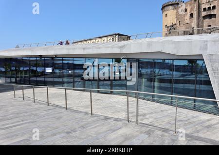 Neapel - Facciata vetrata della nuova stazione di Molo Beverello Stockfoto