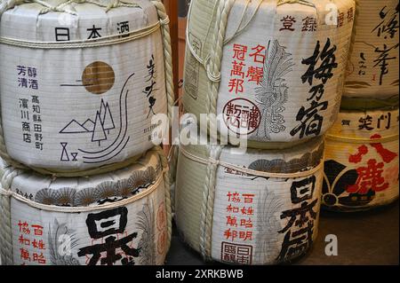 Ausstellung traditioneller Saké-Fässer der Komodaru-Kultur in der Einkaufsstraße Higashimuki in Nara, Kansai Japan. Stockfoto